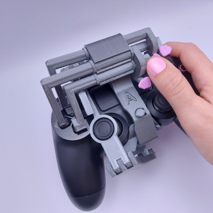 Adaptador con sistema de teclas para el manejo del mando de la Playstation 4 con una sola mano