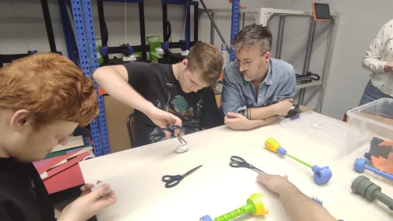 Alumnado realizando retos en el laboratorio