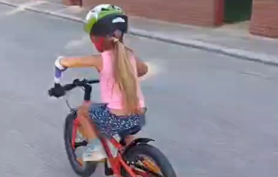 En esta imagen vemos a Carla con su bici su primer día sin ruedines usando [mubi].