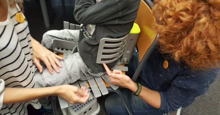 Fisioterapeutas moldeando con nuestro asiento pélvico sobre el usuario